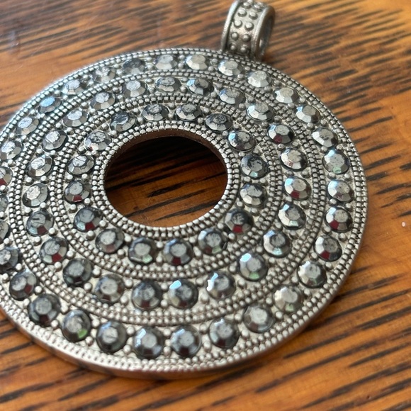 Elegant Silver-Tone Circular Pendant - Picture 6 of 6